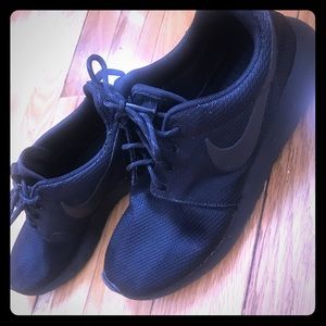 ✨ PRICE DROP ✨Black NIKE Roshe’s size 7.5